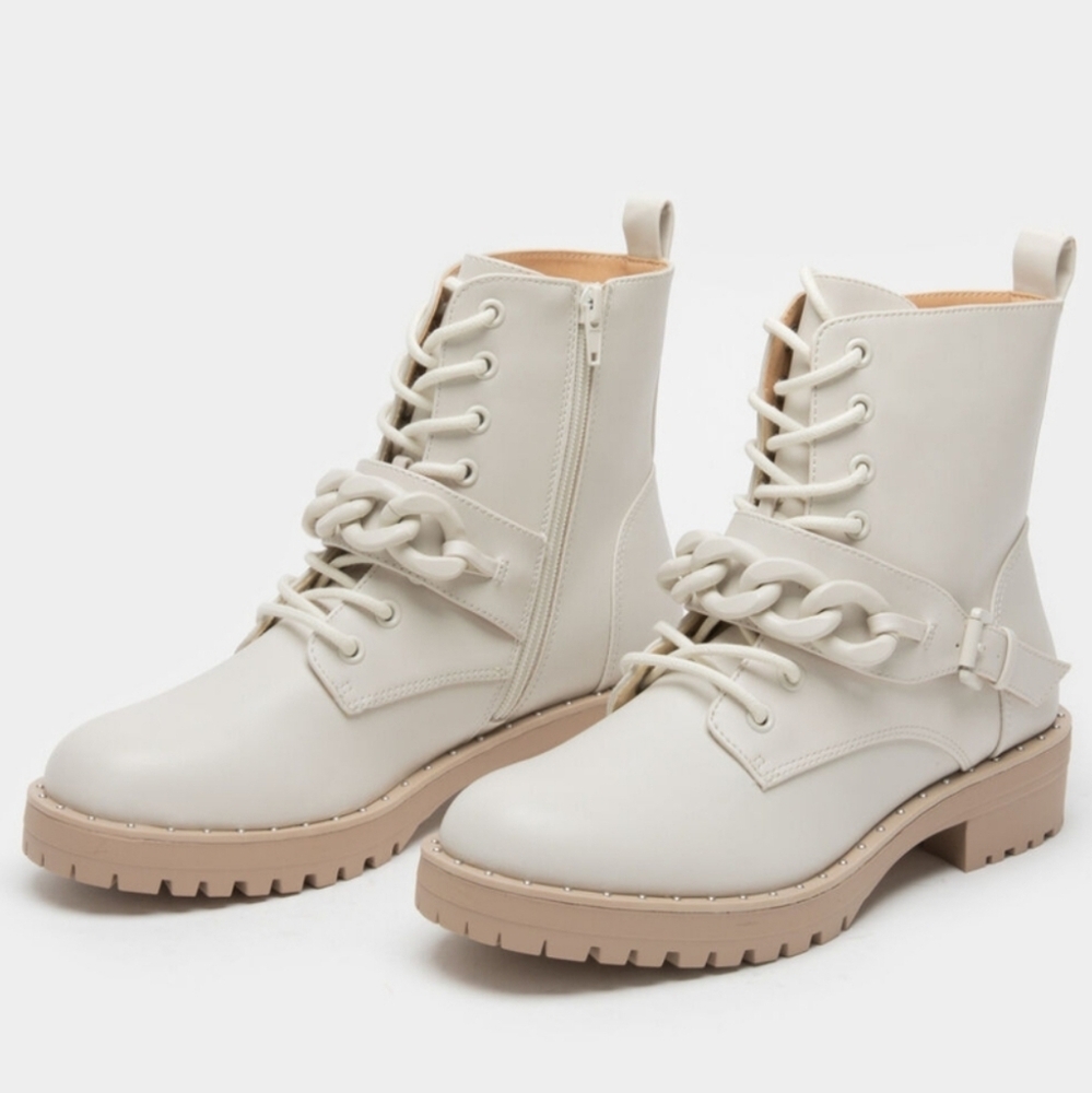 {7} Dolce Vita Osten Chainlink Chunky Boot Off White *slight flaw shown in pics*